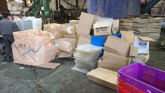 图为1月29日，从首尔、京畿、仁川地区学校收回的5000多张高考隔板堆积在一起。当日收回的隔板在拆除外表的塑料膜后，经过粉碎处理，可重新用作聚丙烯材料。崔然守 记者