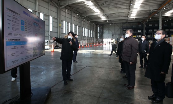 文在寅总统3日上午参观在仁川国际机场大韩航空货运站举行的新型冠状病毒疫苗运输模拟演习。 【青瓦台摄影记者团】
