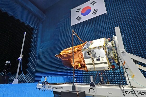 韩国科学技术信息通信部宣布，韩国自主研发的“新一代中型卫星1号”将于3月20日(当地时间)在哈萨克斯坦拜科努尔航天中心发射。照片中是正在电磁波环境中试验的新一代中型卫星1号。【照片来源：NEWS1】