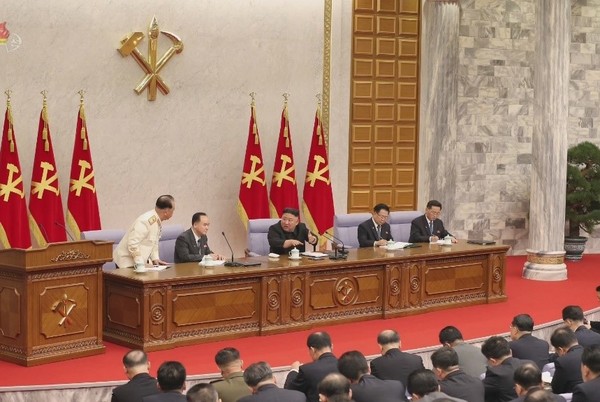 朝鲜中央电视台2月9日报道，朝鲜劳动党中央委员会八届二中全会于2月8日举行。【图片来源：朝鲜中央电视台截图】