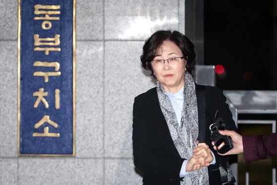 图为2019年3月的一天清晨，因为“疑似环境部黑名单文件”而受到调查的韩国前环境部长金恩京在逮捕令被驳回后走出首尔松坡区东部拘留所。【照片来源： NEWS1】