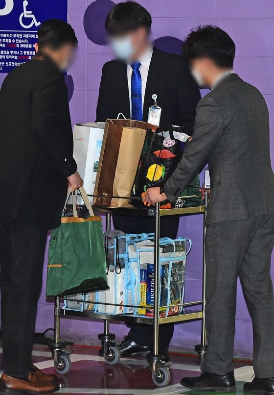 法务部相关人士正在将朴前总统的随身物品搬上车。【照片来源：NEWS1】