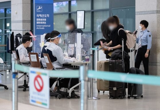 图为2月7日下午，在仁川国际机场一号航站楼，入境人员正陆续进入。【照片来源：NEWS1】