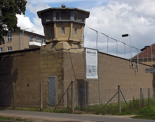 图为前东德臭名昭著的秘密警察系统“史塔西”的审讯监狱“柏林霍恩施豪森”的监视塔全景，现在已经变为柏林霍恩施豪森纪念馆(Berlin-Hohenschönhausen)。【图片来自德国国家档案馆】