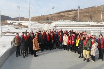 2月13日至14日，30多名外国驻华大使正在张家口北京冬季奥运会体育场进行考察。【照片来源：中国外交部官网】 