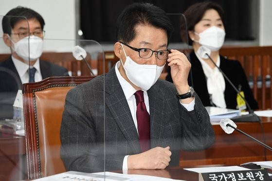 图为韩国国情院长朴智元出席2月16日上午在韩国国会举行的情报委员会全体会议。左起依次是国情院第二次长朴政铉、朴院长、第三次长金善喜。【吴宗铎 记者】