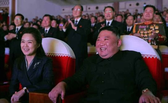 在公开的照片中，金正恩委员长夫妇在满面春风地观看演出。【照片来源：劳动新闻=韩联社】