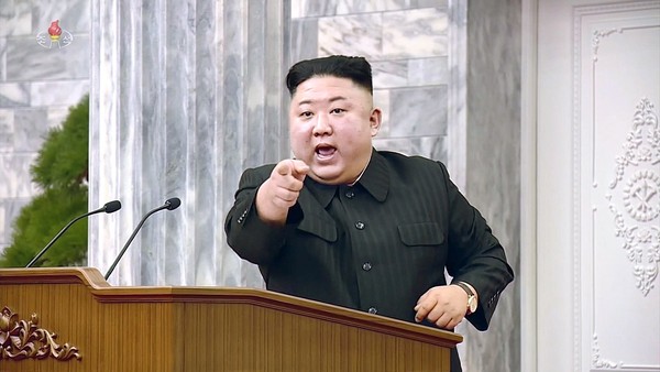 图为朝鲜国务委员长金正恩在2月11日落幕的朝鲜劳动党中央委员会全体会议主席台上站着用手指向某个地方。【照片来源：朝鲜中央电视台截图】