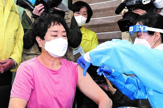 2月26日，作为新型冠状病毒肺炎(COVID-19)疫苗全国1号接种者，疗养师李景顺(音)正在首尔芦原区保健所接受接种。【照片来源：芦原区厅】