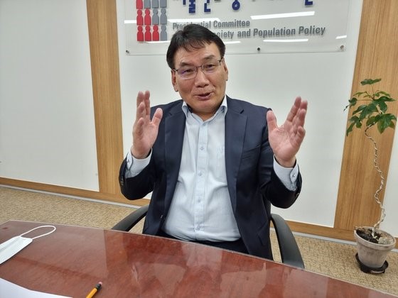 图为3月2日，低生育老年社会委员会副委员长徐炯洙正在接受《中央日报》采访。【照片来源：申成湜 记者】