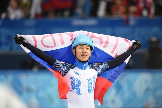 史上最强的短道速滑运动员维克多·安宣布退役。图为维克多·安(安贤洙)在2014年在索契冬奥会上取得1000米短道速滑决赛金牌后，正身披俄罗斯国旗进行庆祝。【中央照片库】