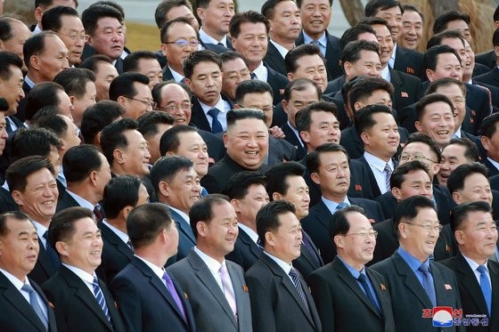 图为朝鲜国务委员长金正恩3月6在第一次市郡级党责任书记学习会结束后，在与会干部的簇拥下站在干部之中一起拍照留念。【照片来源：朝中社=韩联社】