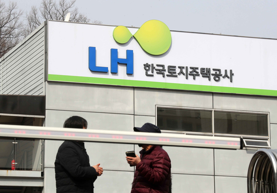 韩国警方针对韩国土地住宅公社(LH)部分员工利用内部信息投资三期新城地产的嫌疑对LH总部和部分员工展开扣押调查。【金相岘 记者】