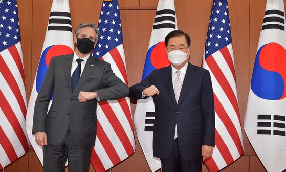 3月17日下午，韩国外交部长郑义溶(右)与美国国务卿布林肯在首尔都染洞外交部大楼举行会谈前，正在进行拍照留念。