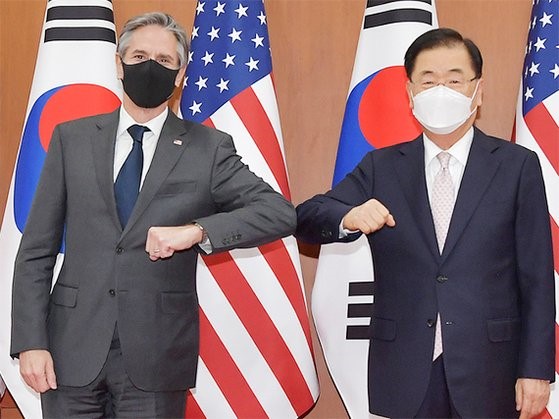 图为3月17日下午，韩国外交部长郑义溶(右)与美国国务卿布林肯在首尔都染洞外交部大楼举行会谈前正在拍照留念。【照片来源：NEWS1】