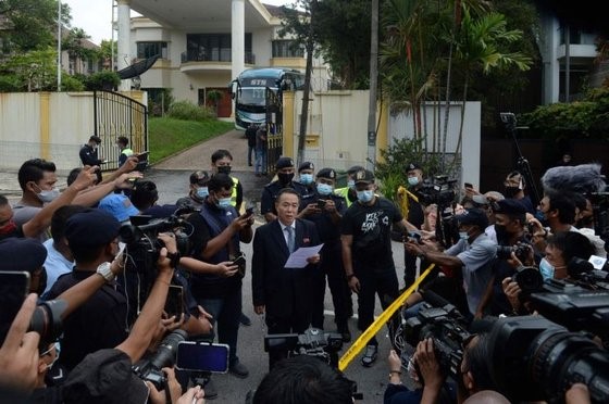 在撤出大使馆之前发表声明的朝鲜驻马来西亚大使馆代办。【照片来源：韩联社】