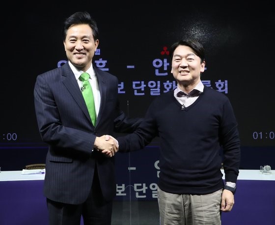 图为国民之力首尔市长候选人吴世勋(左)和国民之党首尔市长候选人安哲秀。