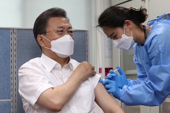 图为文在寅总统23日上午在首尔钟路区卫生所注射阿斯利康(AZ)疫苗。【照片来源：韩联社】