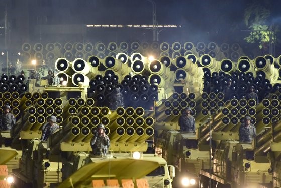 朝鲜在去年10月劳动党建党75周年举行的阅兵仪式上公开多种武器装备，图为240毫米口径的改良型多管火箭炮等大口径多管火箭炮正排着队进入阅兵现场。【照片来源：NEWS1】