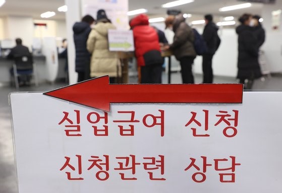 图为在首尔麻浦区首尔西部就业福利支援中心，市民们正在等待申领失业补贴。【照片来源：韩联社】
