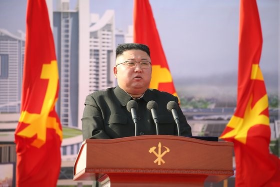 朝鲜《劳动新闻》3月24日报道朝鲜国务委员长金正恩在“平壤市万户住宅楼动工仪式”上发表演讲。【《劳动新闻》=NEWS1】