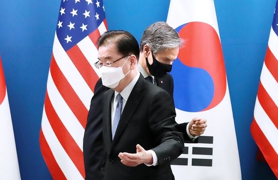 图为3月18日上午，韩国外交部长郑义溶和美国国务卿布林肯在首尔钟路区外交部大楼举行韩美外交·国防部长会谈前进行合影留念后，正分别回到自己的座位。【联合记者团】