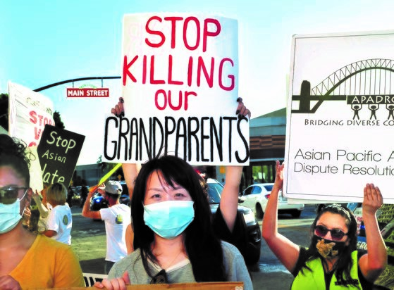 图为4月3日，美国加利福尼亚州有人举行示威反对针对亚裔的暴力行为。【照片来源：合众社=韩联社】