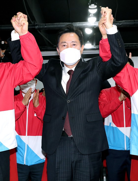 图为4月7日下午，国民之力党首尔市长候选人吴世勋确定当选后，在首尔汝矣岛国民之力党中央党办公楼的开票等候室对着4.7补缺选举的开票结果举手欢呼。吴宗铎 记者