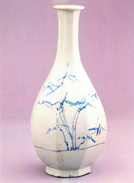 “白瓷青画竹文角甁”(第258号国宝)。这是在白瓷瓶中非常罕见的八角形态的瓷瓶，底部直径11.5厘米、口径7.6厘米、高40厘米，制成于18世纪。【照片来源：国立中央博物馆】