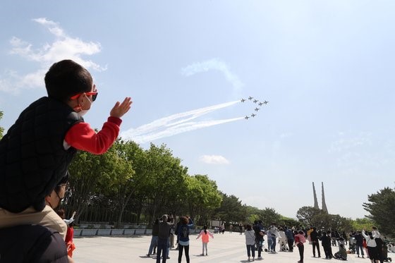 5月5日上午，韩国“黑鹰”空军特技飞行队在忠南天安独立纪念馆上空进行飞行表演，庆祝韩国第99个儿童节。【照片来源：韩联社】