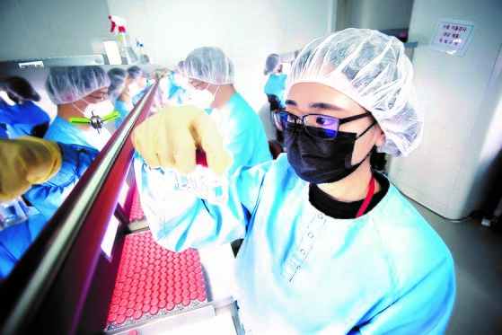 SK 生物科学公司工作人员在验收安东L House生产的新冠肺炎疫苗。【照片来源：SK生物科学公司】 