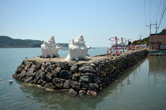 高兴连洪岛被誉为没有屋顶的美术馆。图为进岛码头上的雕塑造型。【照片由韩国观光公社提供】