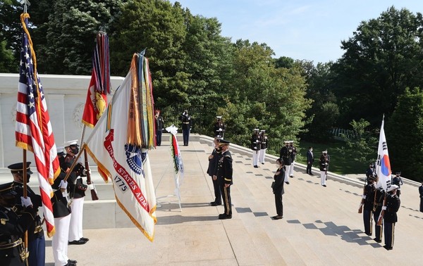 图为5月20日(当地时间)，韩国总统文在寅访问位于美国华盛顿特区附近的阿灵顿国家公墓并献花。【照片来源：韩联社】