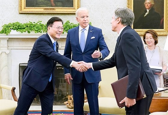图为5月21日(当地时间)，文在寅总统在美国白宫与拜登总统举行小规模会谈前，与美国国务卿布林肯(右)握手致意。【照片来源：NEWSIS】