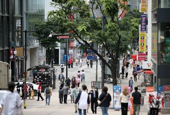 市民们走在首尔明洞大街上。【照片来源：韩联社】