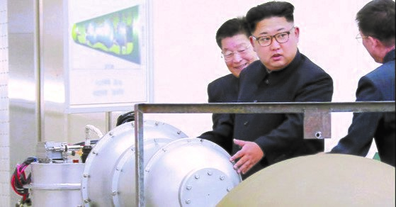 图为2017年9月3日朝中社报道的朝鲜劳动党委员长金正恩视察核武器研究所的照片。金委员长身后的公告板上写有疑为洲际弹道导弹的“火星-14”、“核弹头(氢弹)”等字样。【照片来源：韩联社】