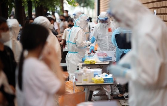 6月29日，大邱某筛查诊疗点的医护人员正在为市民做新冠肺炎病毒检测。【照片来源：韩联社】
