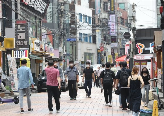 6月29日下午，首尔市弘大街道上市民们正在前往餐厅吃饭。【照片来源：NEWS1】