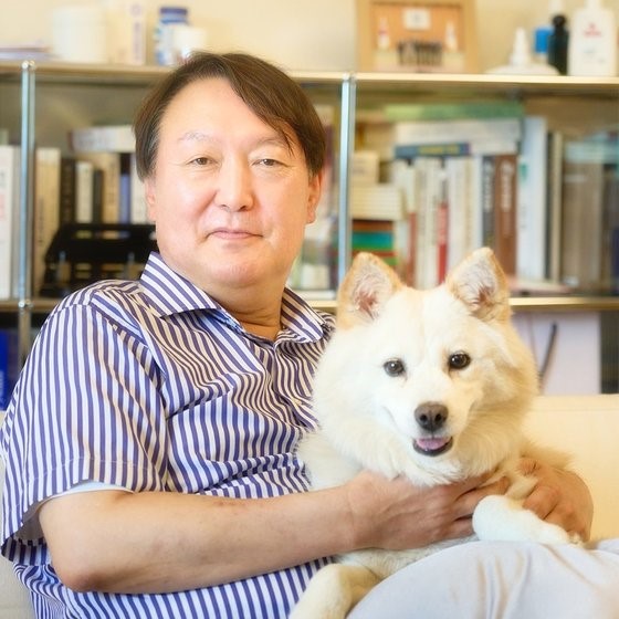 图为前任检察总长尹锡悦在Facebook上展示自己的宠物狗“托利”。【社交网络截图】