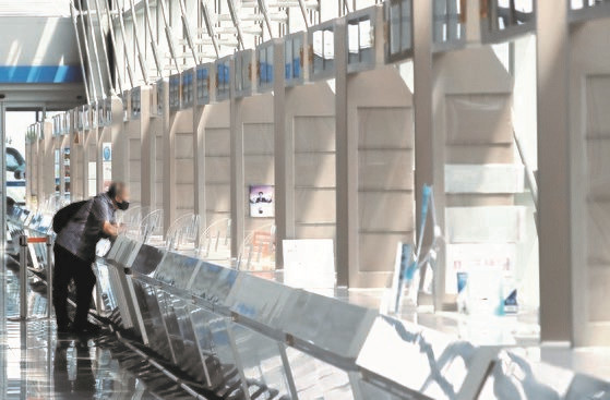 图为7月14日，在仁川国际机场，国际航线游客的减少使机场看起来非常空旷。【照片来源：韩联社】