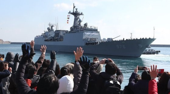 图为2018年2月12日，韩国在海军作战司令部釜山基地为派驻索马里亚丁湾海域的海军清海部队第26期文武大王号(DDH-II，4400吨级)官兵们举行送别仪式。【中央图片库】