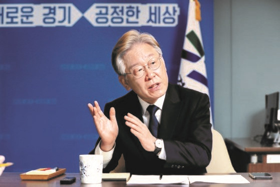 京畿道知事李在明7月22日在首尔汝矣岛办公室接受《中央日报》采访。禹尚祖 记者