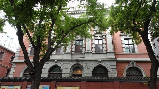1917年建成的背景是东交民巷34号法国印度支那银行建筑，这里曾是大韩帝国公使馆所在地方(照片2)。申庚振 记者