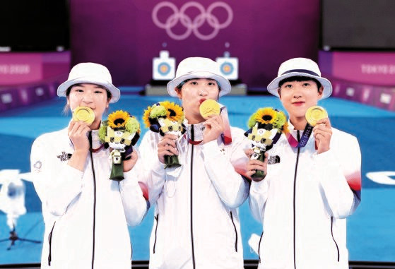 图为7月25日，在日本梦之岛公园射箭场馆举行的东京奥运会女子射箭团体赛上荣获金牌的韩国女子射箭团体赛参赛队员姜彩瑛(左起依次)、张敏熙、安山正在合影留念。【东京=韩联社】