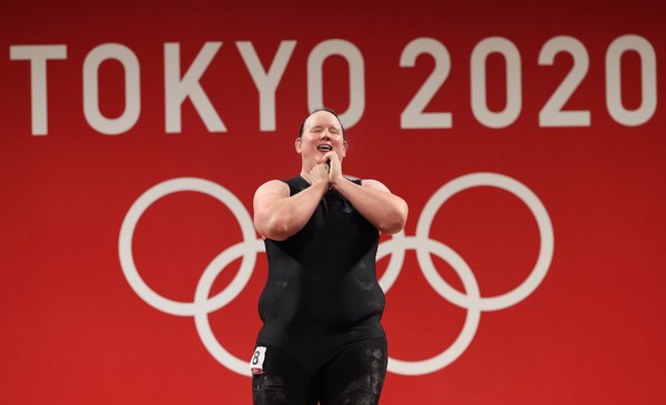 8月2日晚，在日本东京国际论坛大厦举行的“2020东京奥运会”女子举重87公斤级比赛中，新西兰女子举重队运动员劳蕾尔·哈伯德连续三次抓举失败，正在遗憾告别赛场。【照片来源：NEWS1】