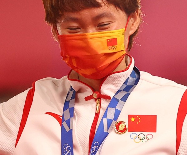 图为胸前别着毛泽东徽章的中国自行车项目金牌得主钟天使。【路透社=韩联社】