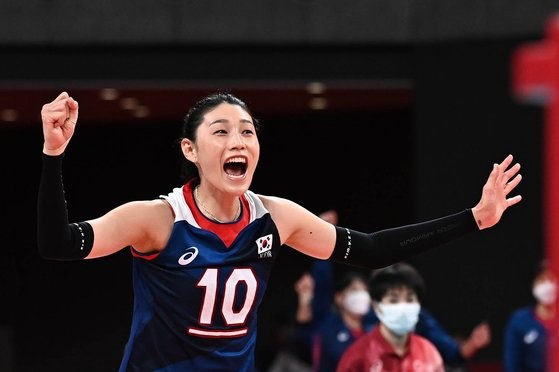 8月4日，在东京有明体育场举行的女子排球韩国对阵土耳其的八强赛中成功发起一轮进攻后激动不已的金软景。【奥运会联合摄影记者团】