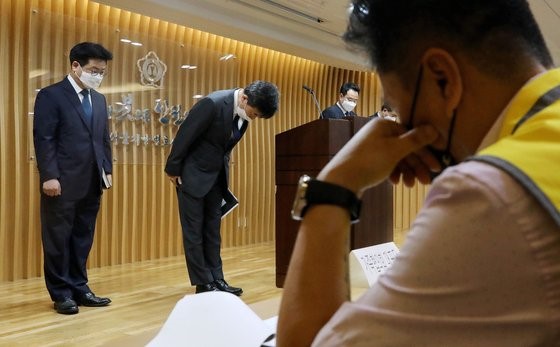 图为8月10日下午，特案检察官李贤柱(左二)在首尔瑞草区首尔地方律师会馆发布调查结果后鞠躬致意。【照片来源：NEWS1】