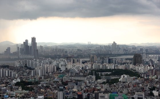 2008年金融危机前房价急剧上涨时，韩国政府就曾发布市场“过热”警告。照片中是首尔的住宅楼。【照片来源：韩联社】
