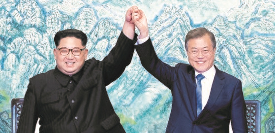 2018年4月27日，文在寅总统和朝鲜国务委员长金正恩在板门店交换《板门店宣言》后，一起举手庆祝。【照片来源：韩联社】